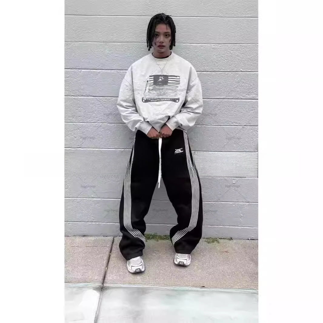 Relaxed and loose straight-leg trousers